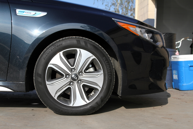 Illustration for article titled If You Can't Stand Another Camry The 2017 Kia Optima Hybrid Says Hi